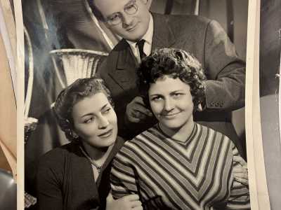 In un�altra foto, pi� �recente�, Scarpa sta invece pettinando una giovane attrice accompagnata dalla celebre Nilla Pizzi, vincitrice nel 1951 della prima edizione del Festival di Sanremo